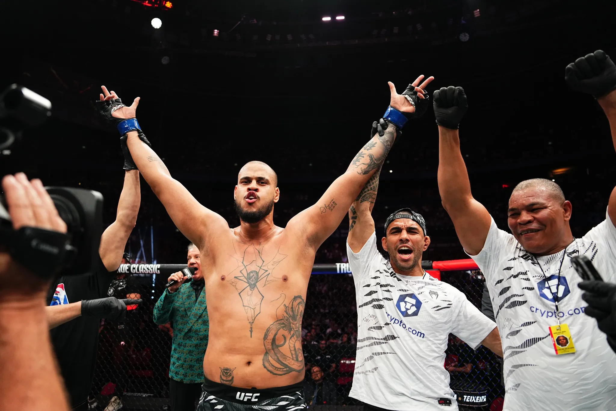Teixeira celebrating his UFC debut win